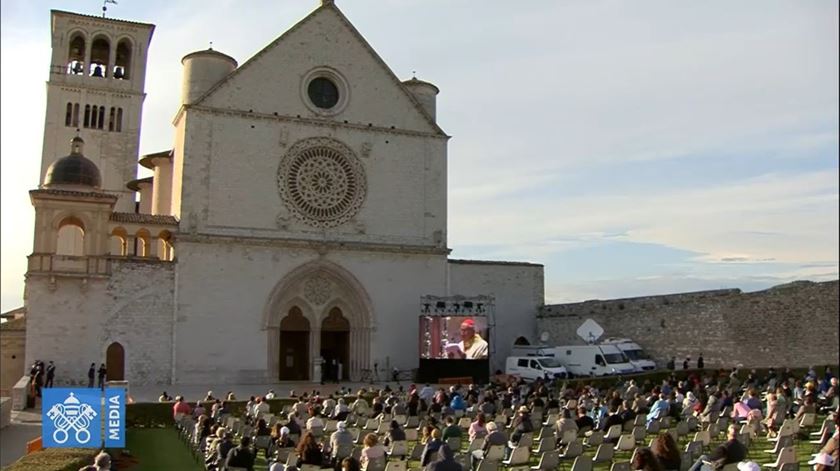 Público assiste à cerimónia no exterior da Basílica superior de São Francisco, em Assis, Itália. Foto: Captura de ecrã/Vatican News Público assiste à cerimónia no exterior da Basílica superior de São Francisco, em Assis, Itália. Foto: Captura de ecrã/Vatican News
