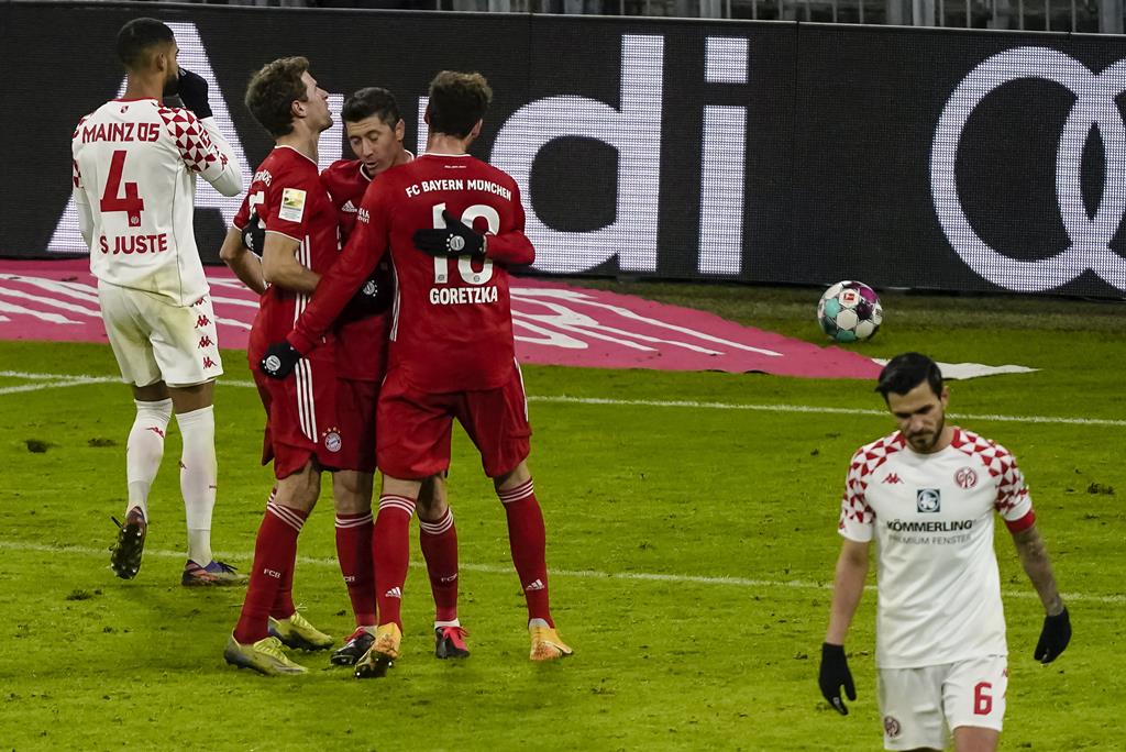 Robert Lewandowski marca na reviravolta do Bayern Munique contra o Mainz. Foto: Guenter Schiffmann/EPA Robert Lewandowski marca na reviravolta do Bayern Munique contra o Mainz. Foto: Guenter Schiffmann/EPA