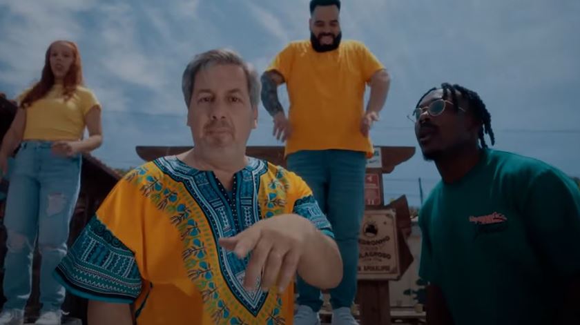 Bruno de Carvalho canta e dança em vídeo de rapper angolano