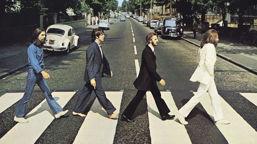 Paul McCartney tenta atravessar Abbey Road... e quase &#233; atropelado