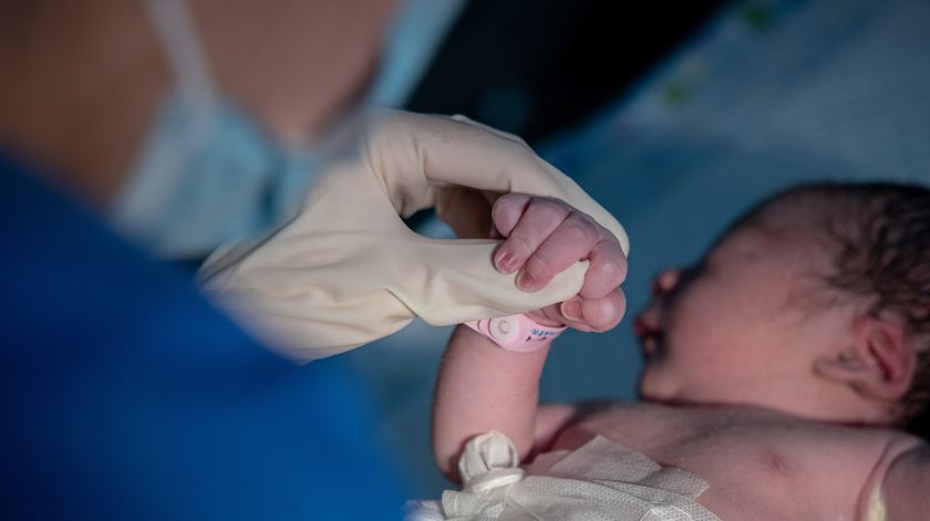 IGAS abre inquérito ao caso do bebé que nasceu no chão do Hospital de Gaia IGAS abre inquérito ao caso do bebé que nasceu no chão do Hospital de Gaia