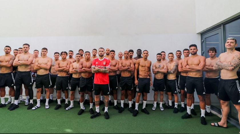 Benfica solidário com criança sem camisola em Famalicão