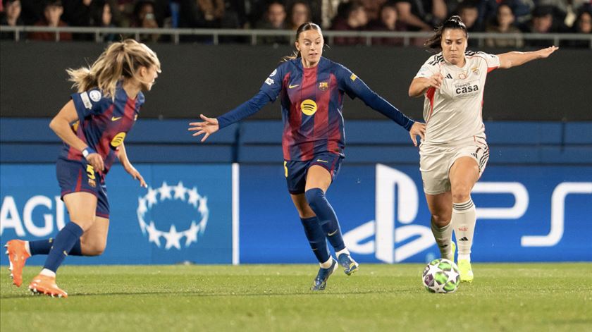 Benfica perde em Barcelona e está fora da Champions