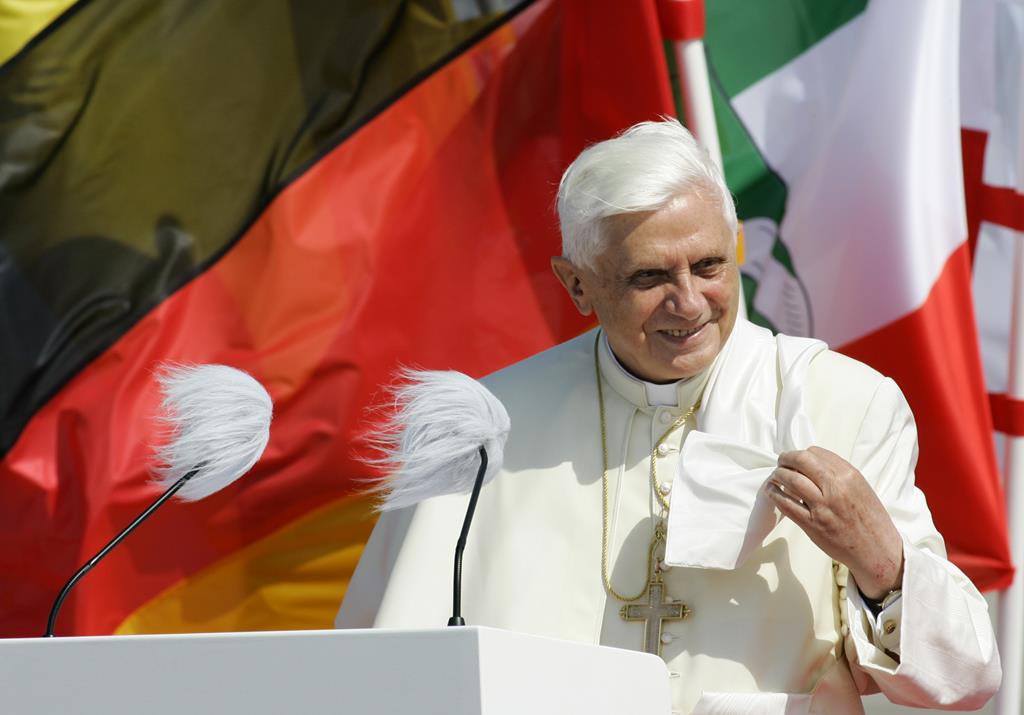 Bento XVI diante de bandeiras nacionais durante a Jornada Mundial da Juventude em Colónia, na Alemanha. Foto: Reuters