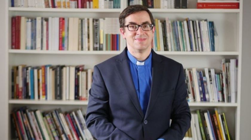 Capelão denunciado a unidade antiterrorista por dizer que alunos podem discordar de ideologia do género