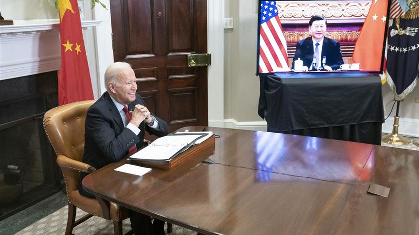 Biden e Xi Jinping reunidos para pôr relações EUA-China “no trilho certo”
