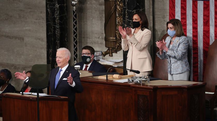 Joe Biden “mudou quase tudo” em 100 dias - Graça Franco