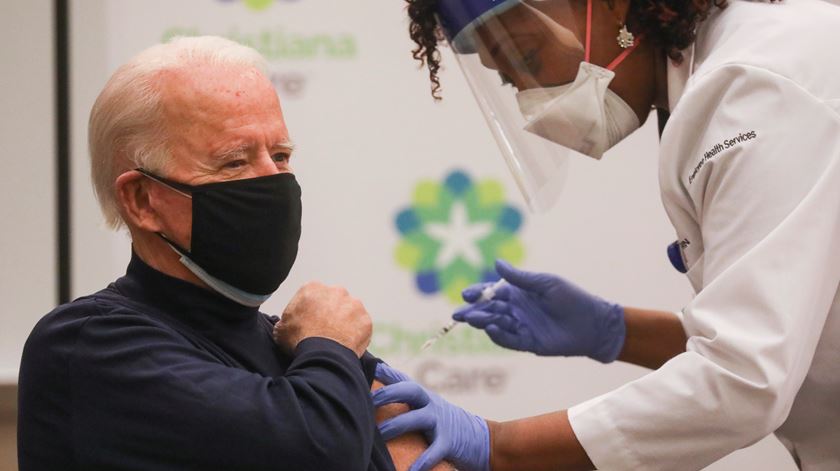 ​Biden quer mais seringas e recorrer a médicos reformados para acelerar vacinação Covid-19
