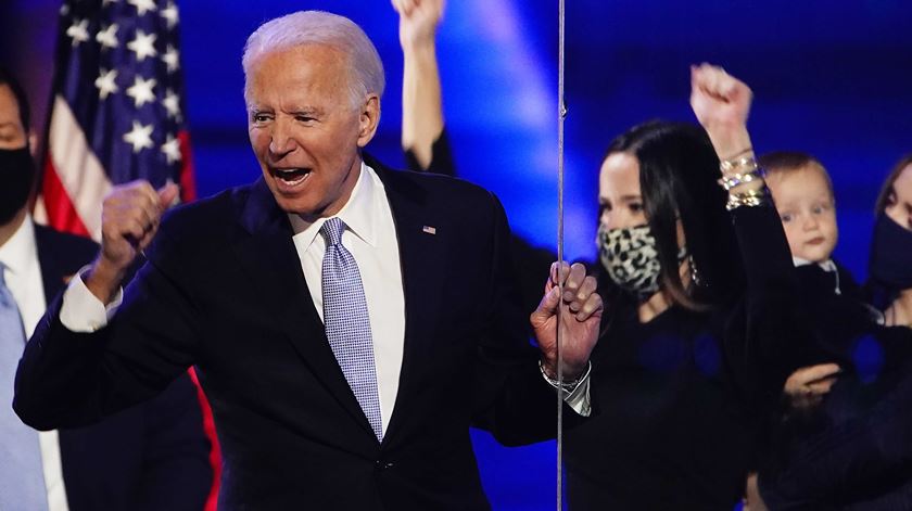 Joe Biden não pode voltar ao antigamente, considera Anne Applebaum. Foto: Jim Lo Scalzo/EPA