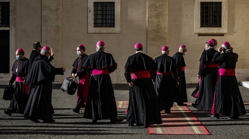 Sínodo dos Bispos. Relatório de Portugal pede "uma Igreja de portas abertas" Sínodo dos Bispos. Relatório de Portugal pede "uma Igreja de portas abertas"