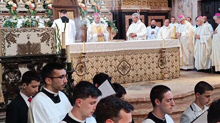 Na homília da Missa de Ordenação de quatro novos sacerdotes, bispo do Porto pede aos diocesanos que tratem bem os padres porque "eles também têm sensibilidade". Foto: Henrique Cunha/RR