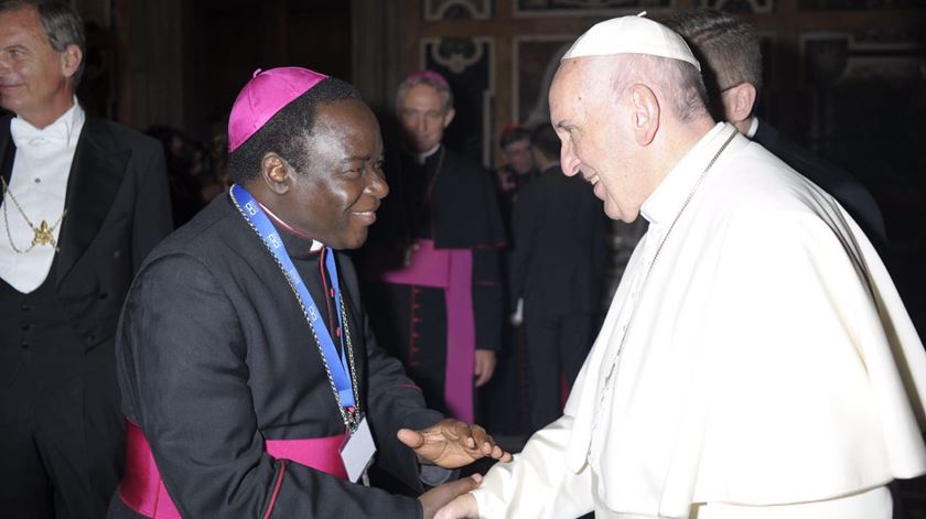 D. Matthew Kukah, Bispo de Sokoto, com o Papa Francisco.  Foto: Diocese de Sokoto