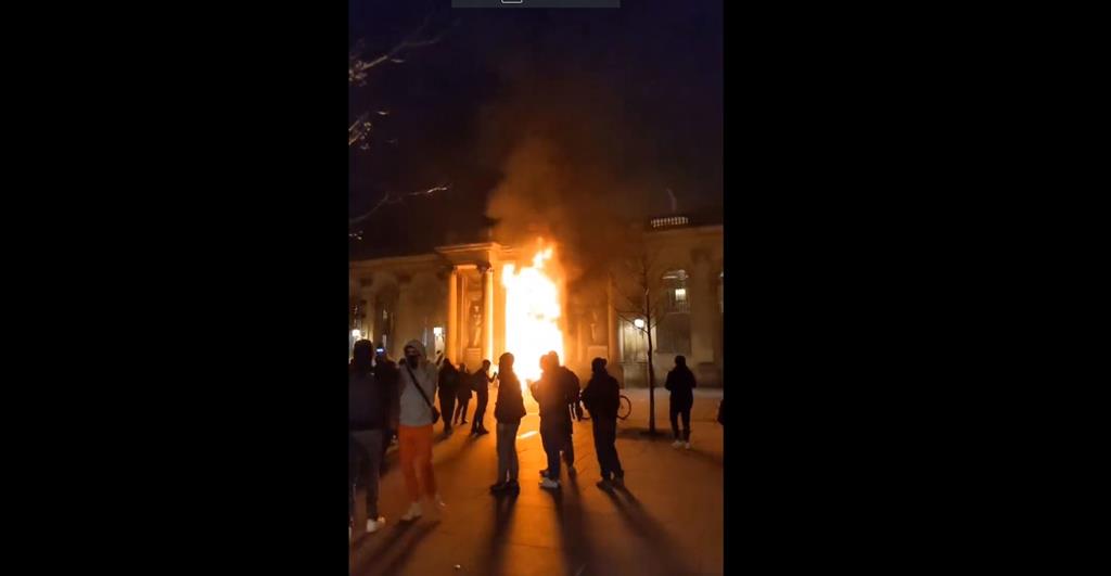 Manifestantes incendeiam Câmara de Bordéus Manifestantes incendeiam Câmara de Bordéus