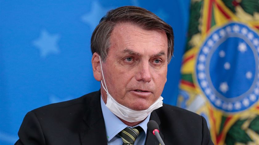 Bolsonaro continua a diminuir a gravidade da pandemia de Covid-19, em detrimento da ciência e saúde pública. Foto: Reuters