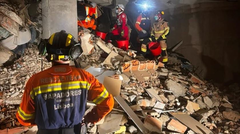 Venezuela. Bombeiros portugueses identificam um sobrevivente nos escombros