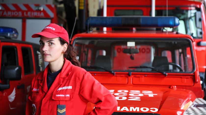 Reportagem - Voluntários e profissionais: bombeiros a 100% - 23/10/2017 - Elsa Araújo Rodrigues