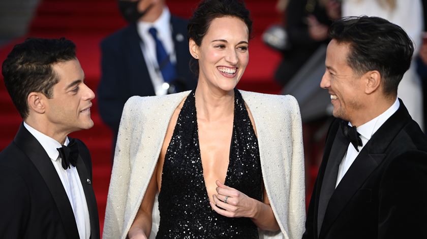 O ator Rami Malek, o argumentista britânico Phoebe Waller-Bridge e o realizador Cary Joji Fukunaga, na estreia do novo filme de James Bond. Foto: Neil Hall/ EPA