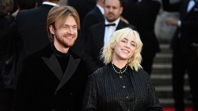 Finneas O'Connell e Billie Eilish, na estreia do novo filme de James Bond. Foto: Neil Hall/ EPA