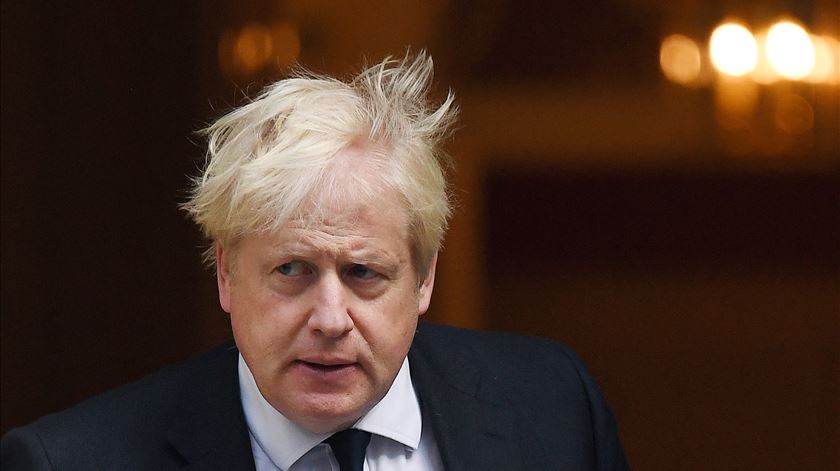 Festas semanais em Downing Street? Notícias ajudam a denegrir imagem de Boris Johnson
