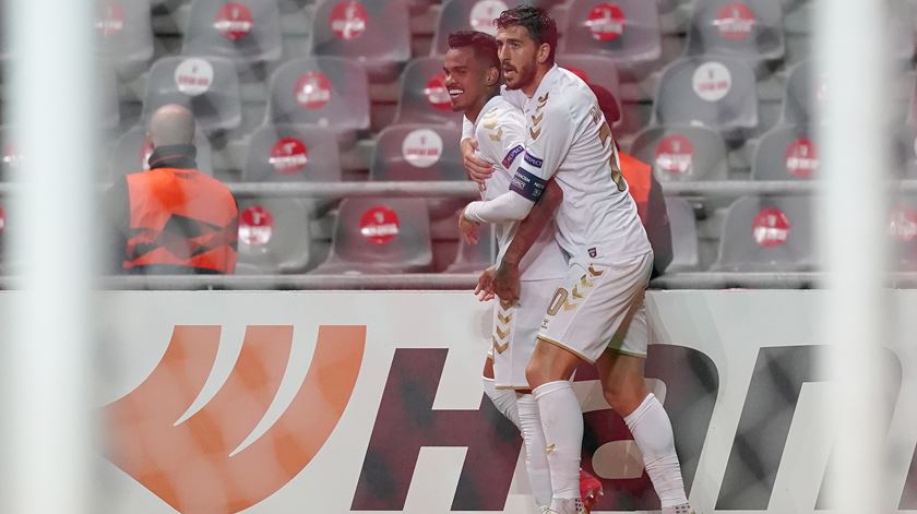 Galeno e Paulinho, do Sp. Braga, marcam ao AEK para a Liga Europa. Foto: Hugo Delgado/EPA