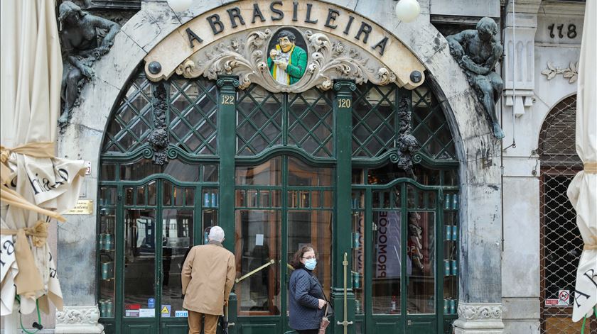 Covid-19: Confinamento travou crescimento exponencial da variante britânica