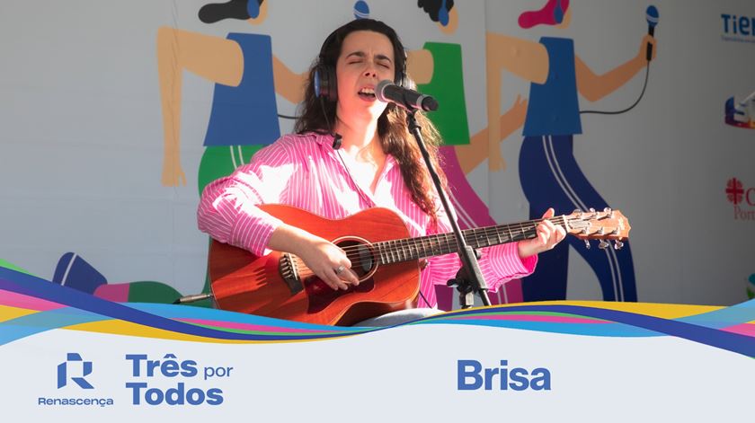 A cantora Brisa interpretou "Deserto", ao vivo, em Leiria - Três por Todos