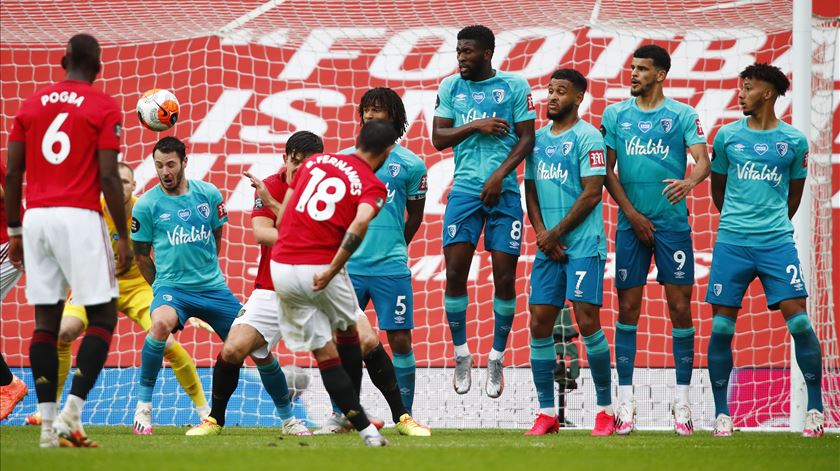 Bruno Fernandes estreou-se a marcar de livre direto pelo Manchester United. Foto: Clive Brunskill/NMC/POOL/EPA