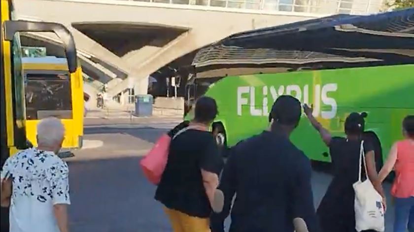 Autocarro desgovernado atinge restaurante na Gare do Oriente