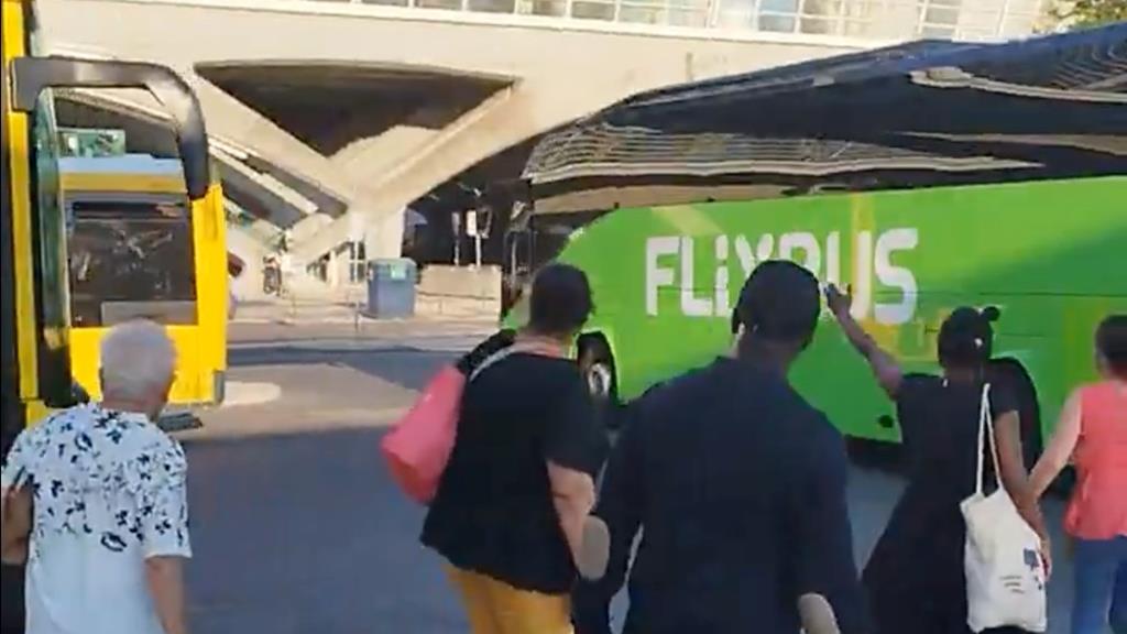 Autocarro desgovernado atinge restaurante na Gare do Oriente