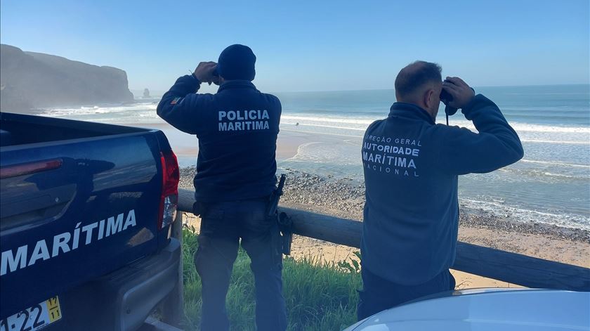 Retomadas buscas por jovem desaparecido na praia da Arrifana, em Aljezur