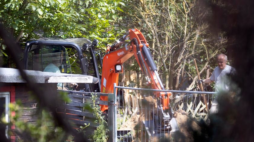 Maddie McCann. Polícia alemã faz escavações em Hannover, junto à casa de suspeito