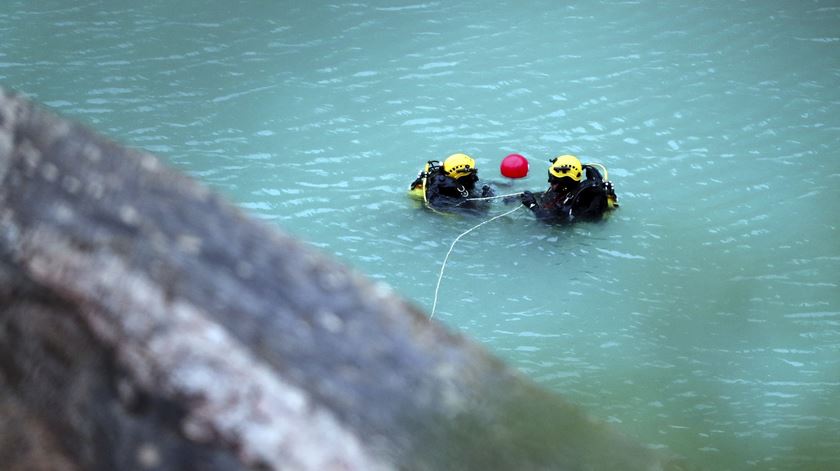 Buscas por homem que caiu em pedreira em Vila Viçosa. Foto: Nuno Veiga/Lusa