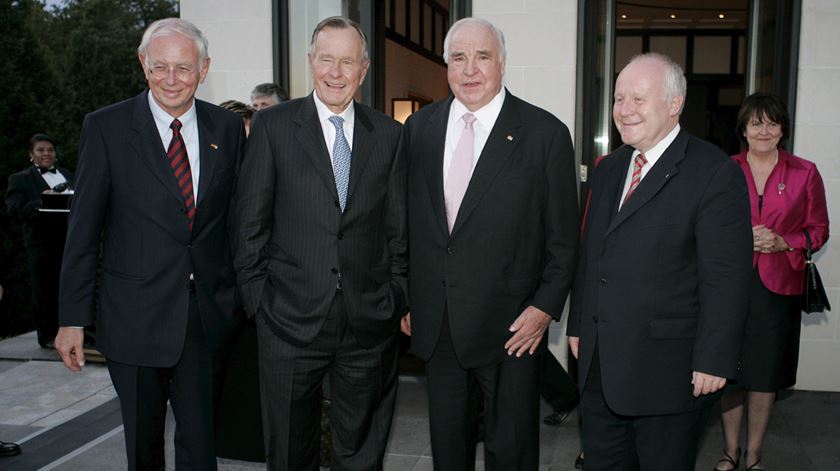 Bush com líderes europeus como Helmut Khol na celebração da reunificação da Alemanha (Outubro 2006). Foto: Shawn Thew/EPA