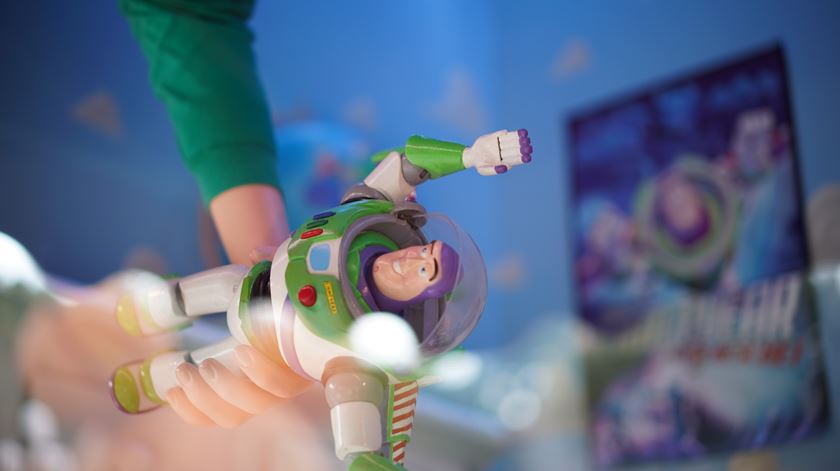 A maioria das crianças onsegue identificar Neil Armstrong como o primeiro homem a pisar a lua. Apenas 2% das crianças acreditam que foi Buzz Lightyear. Foto: Evan Lee/Unsplash