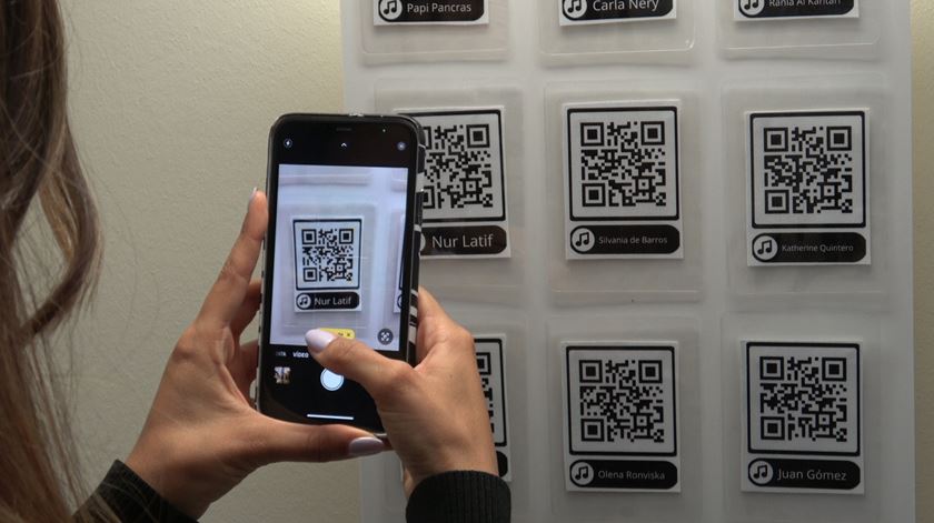 Num primeiro momento, os visitantes da exposição são convidados a ouvir as histórias através da leitura de um QR code. Foto: Lara Castro/RR