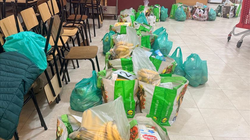 Os cabazes entregues na Igreja do Catujal    Foto: João Cunha/RR