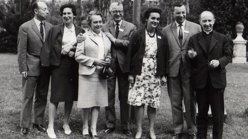 Padre Henri Caffarel, fundador das Equipas de Nossa Senhora, com alguns dos primeiros casais do movimento. Foto: DR