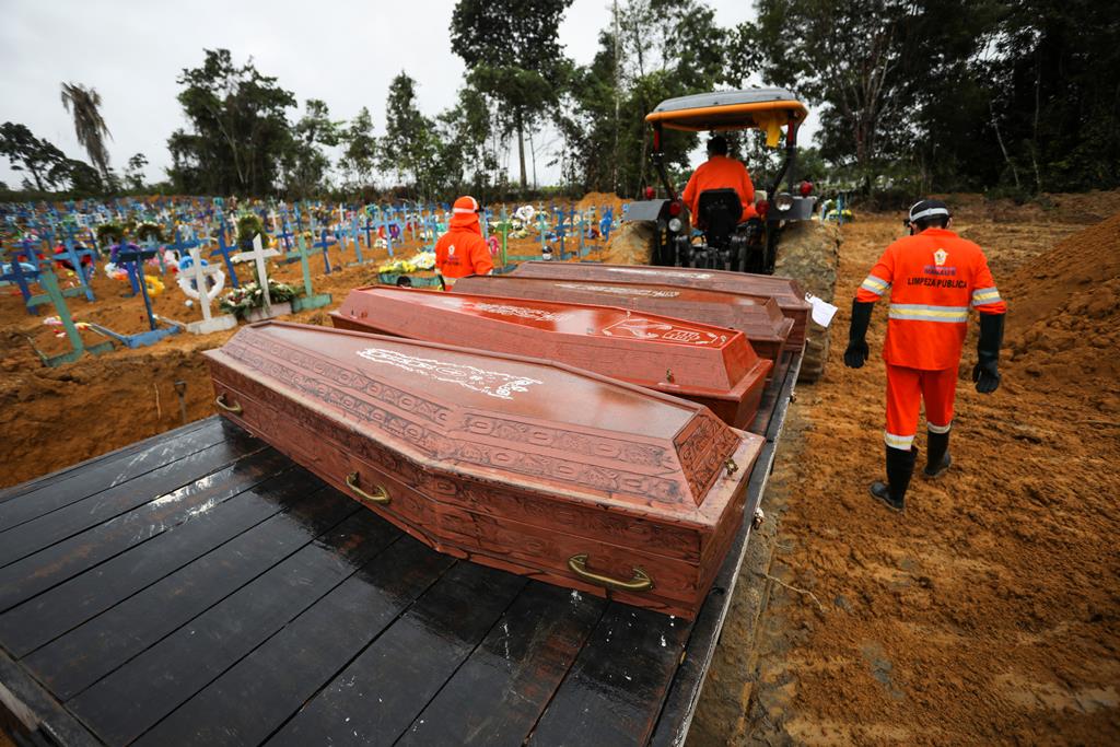 Estado do Amazonas, no Brasil, vive o pior momento desde o início da pandemia. Há doentes que fogem dos hospitais e pedem para ir morrer a casa. Foto: Bruno Kelly/Reuters