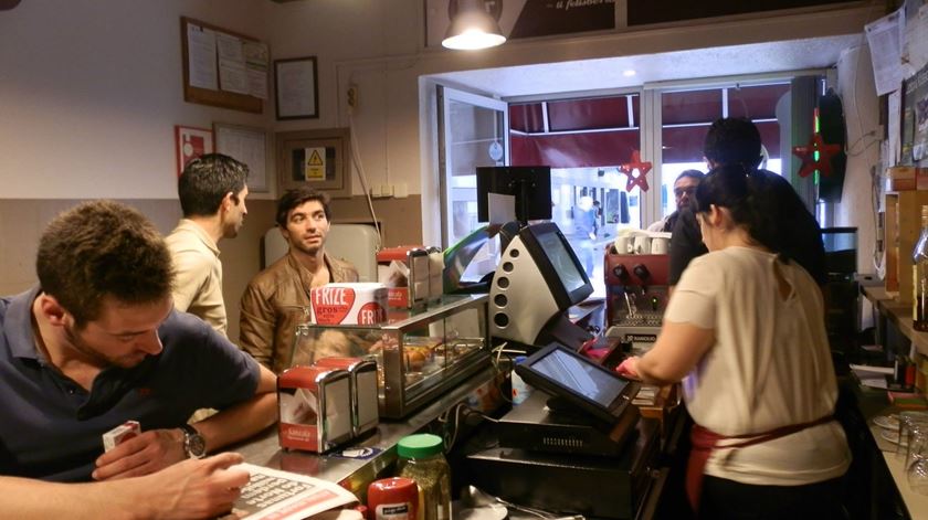 “Posso comer? Pago no final do mês”. Há pessoas com fome aqui ao pé “Posso comer? Pago no final do mês”. Há pessoas com fome aqui ao pé