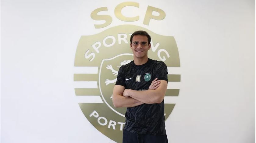 Terceiro guarda-redes renova com o Sporting