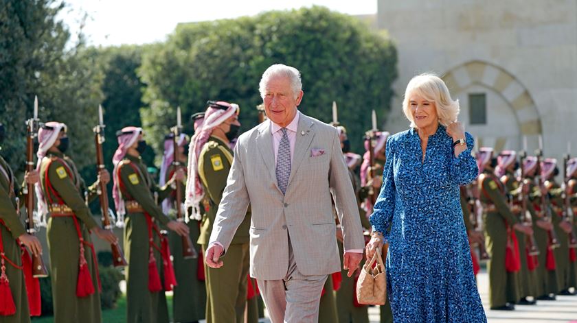 Principe Carlos honrado com desejo de Isabel II de tornar Camilla rainha consorte
