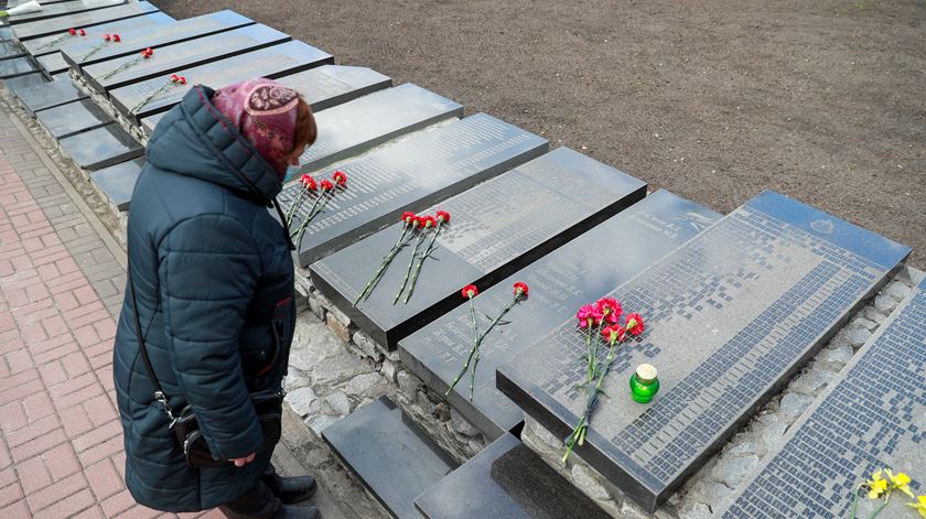 Homenagem em Slavutych. Foto: Valentyn Ogirenko/Reuters