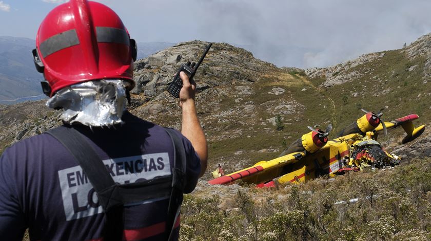 Bombeiro espanhol junto ao Canadair CL215,  que se despenhou no Parque Nacional da Peneda Gerês quando participava no combate ao incêndio em Lindoso. Foto: Arménio Belo/EPA