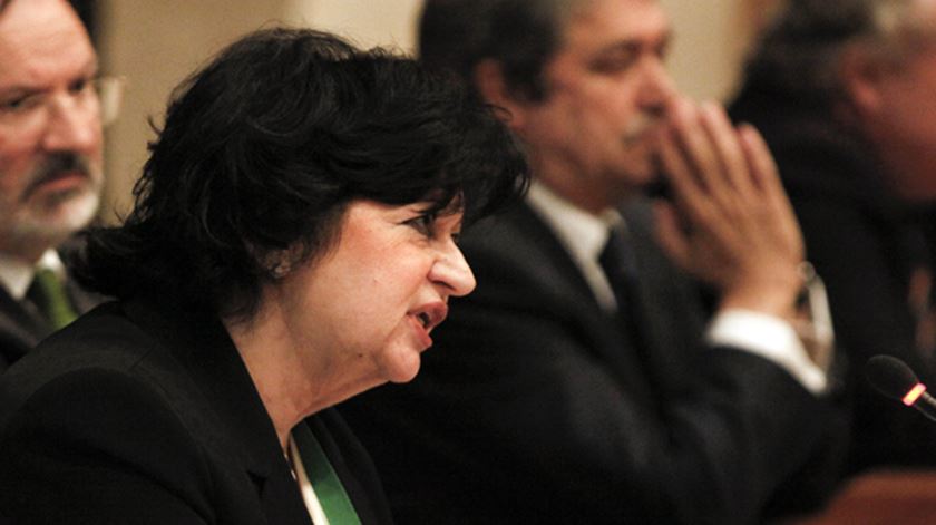 Cândida Almeida assume que "por vezes acontece" escutas ficarem esquecidas em processos