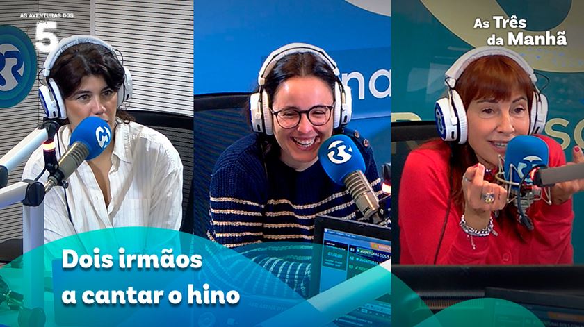 Dois irmãos a cantar o hino - As Aventuras dos 5