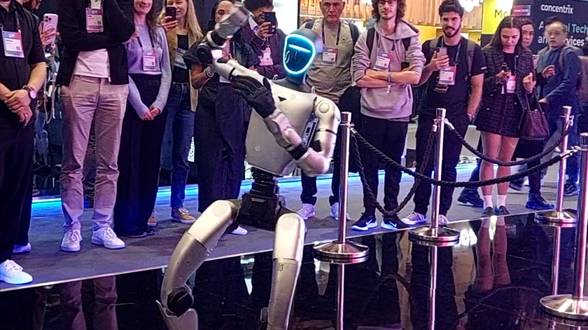 Robô dançarino marca presença na Web Summit 2025 Robô dançarino marca presença na Web Summit 2025