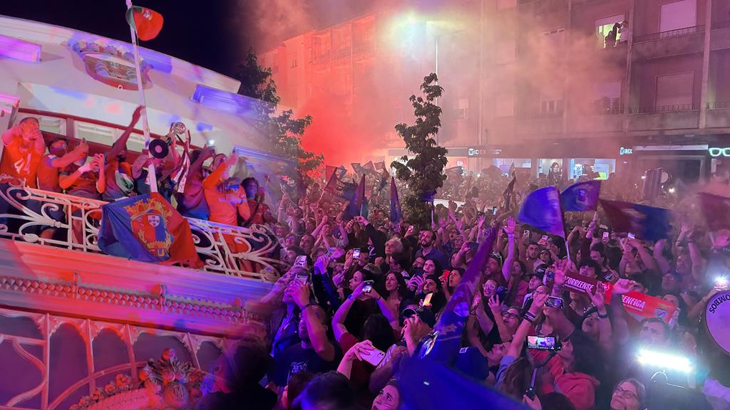 Torreense vencedor: Jogadores e adeptos fazem a festa noite fora em Torres Vedras