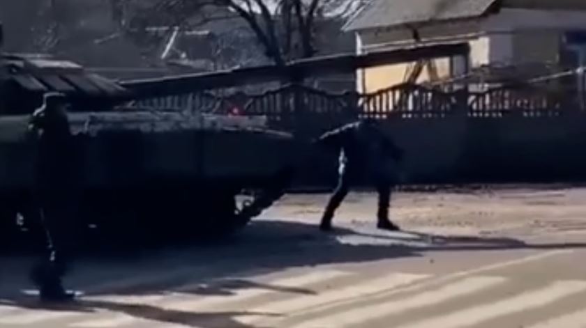 Homem que tenta travar tanque russo, torna-se símbolo da resistência na Ucrânia
