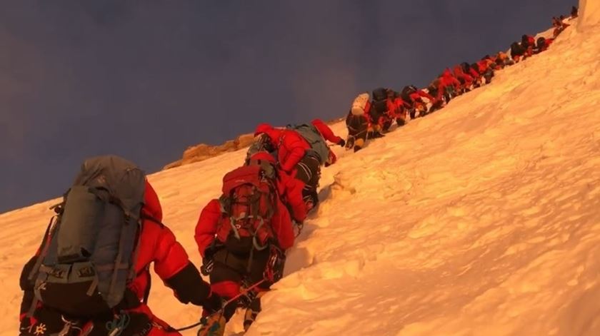 O perigoso negócio da escalada da K2. Montanha regista num dia quase metade do total de subidas da história