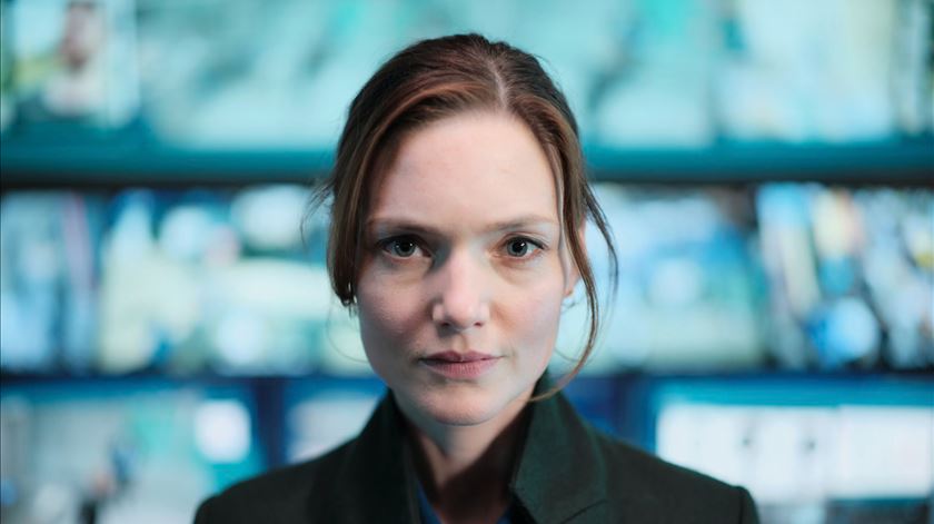 "Podes confiar nos teus próprios olhos?" Temporada 3 de "The Capture" volta a questionar o mundo como o vemos